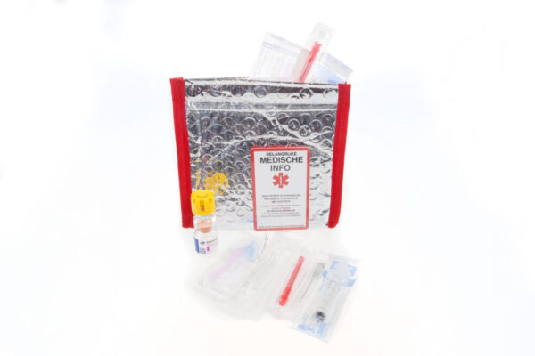 SOS-noodtasje-met-voorbeeld-spullen-2-met EEC card SOS-noodtasje-met-voorbeeld-spullen-2-met EEC card